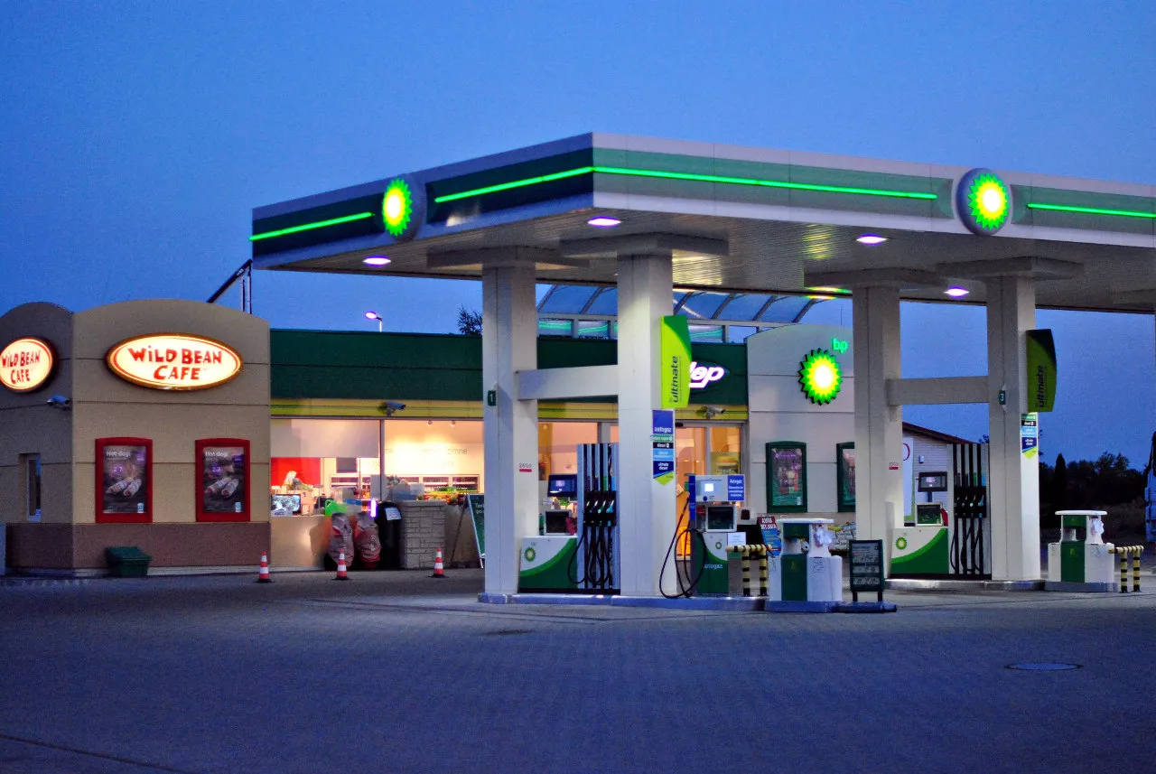 Stacja BP Krępice nocą — Wild Bean Cafe i dystrybutory