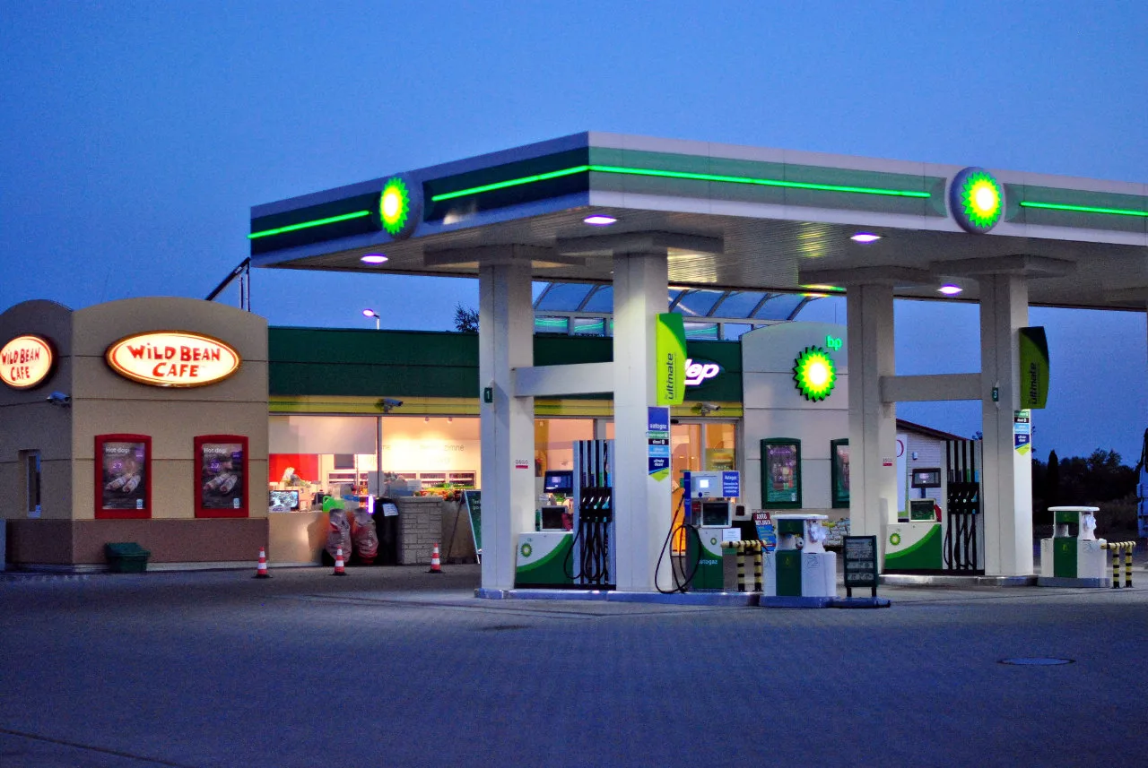 Stacja BP Krępice nocą — Wild Bean Cafe i dystrybutory