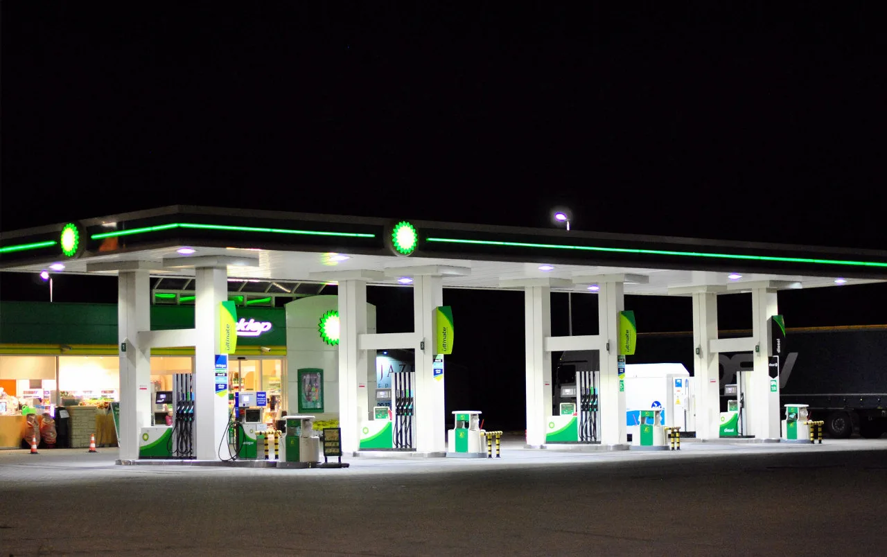 Zadaszenie stacji BP Krępice nocą