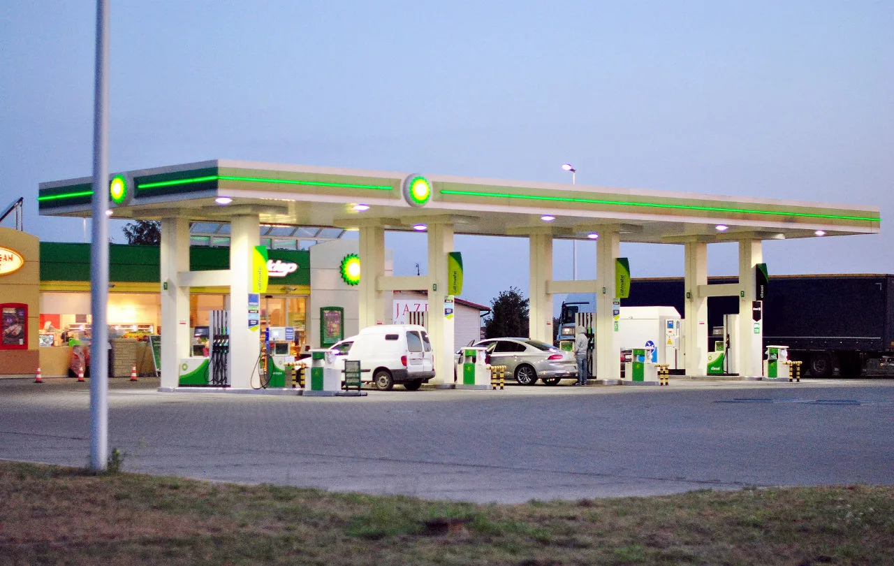Stacja BP Krępice o zmierzchu — samochody przy dystrybutorach