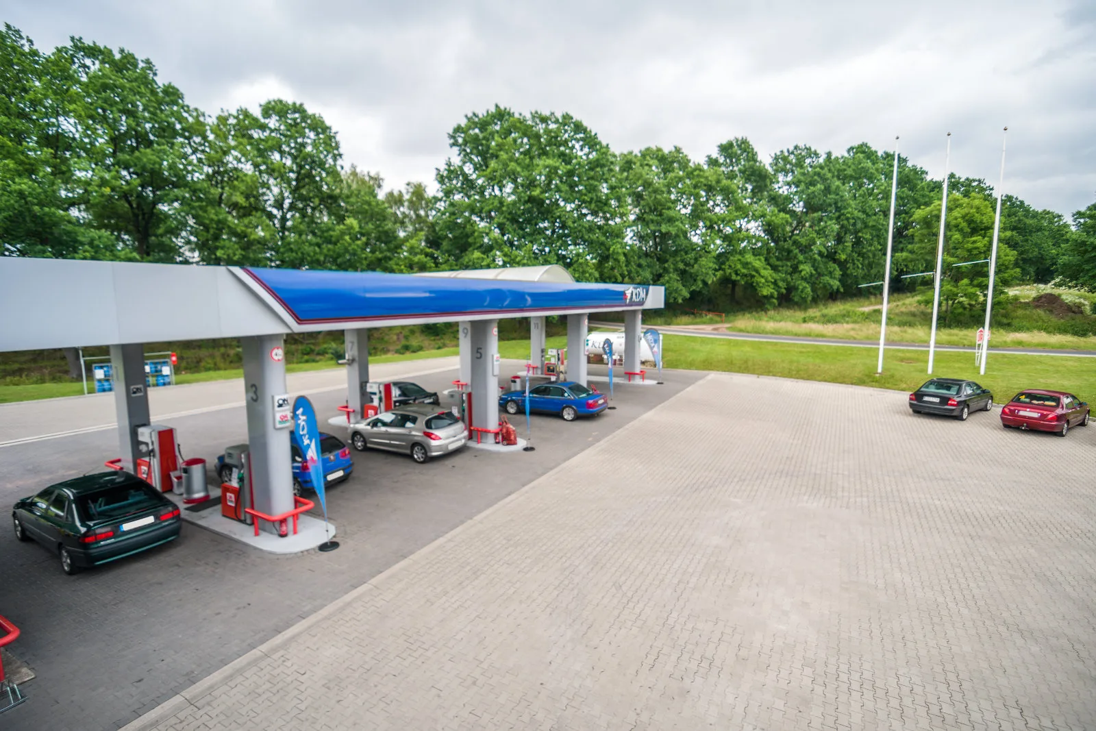 Stacja paliw Porajów — plac manewrowy z dystrybutorami