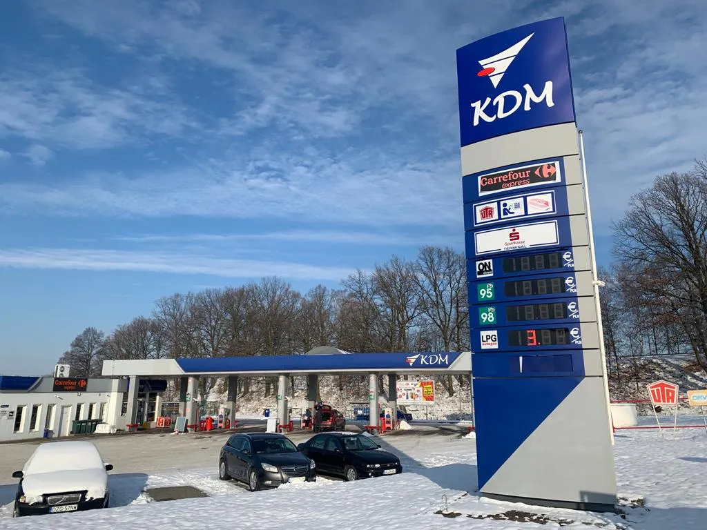 Stacja KDM Porajów z pylonem cenowym