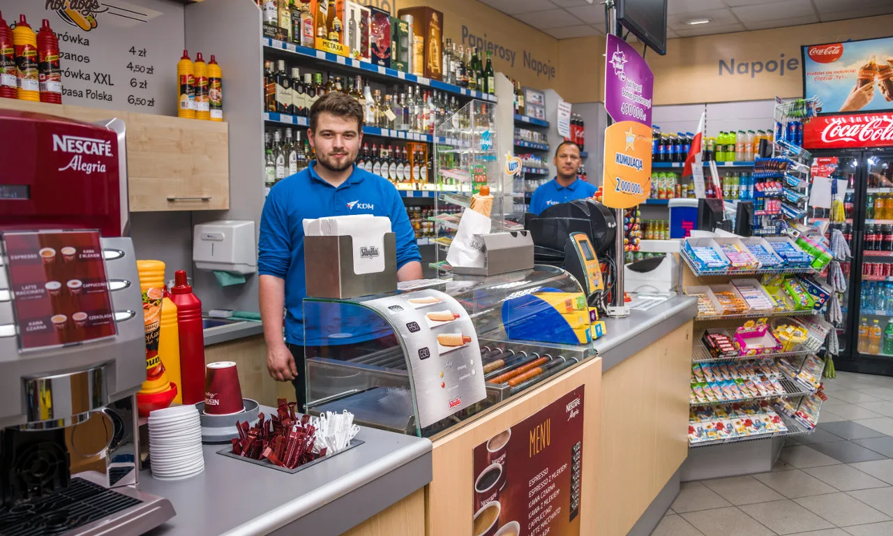 Wnętrze sklepu przy stacji paliw w Porajowie