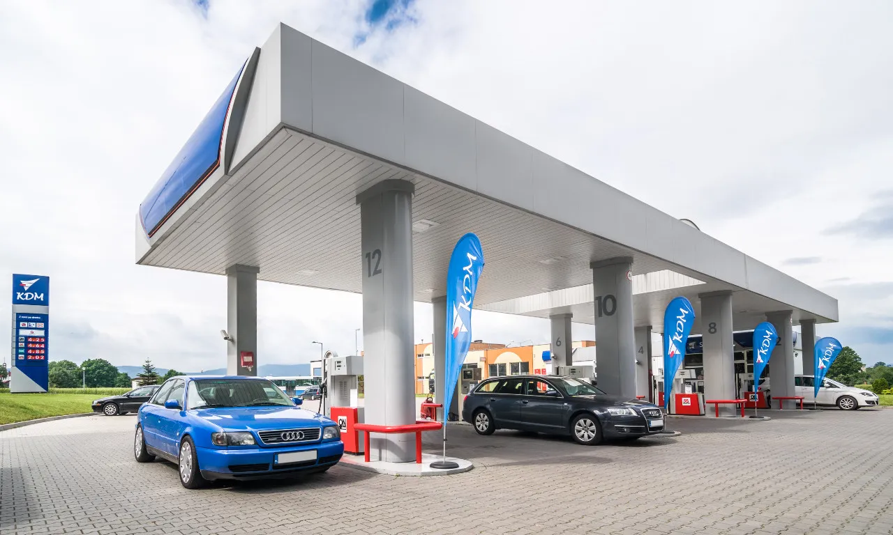 Zadaszenie i dystrybutory stacji paliw KDM w Porajowie