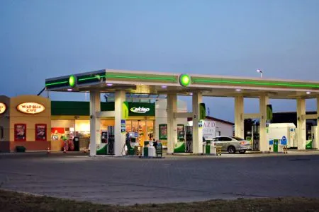 Stacja paliw KDM — widok dystrybutorów